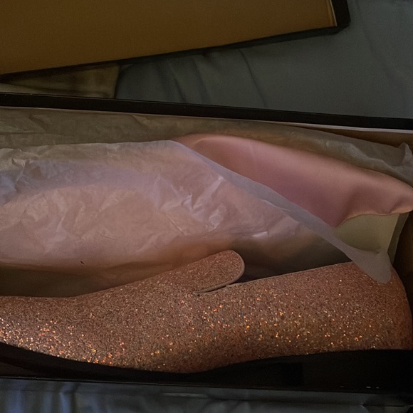 These are a size 12 formal men shoes. Never wore!Comes with a pink handkerchief.